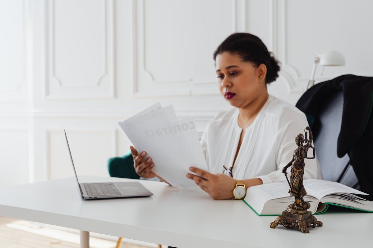Candidate analysant une offre d'emploi pour identifier les mots-clés