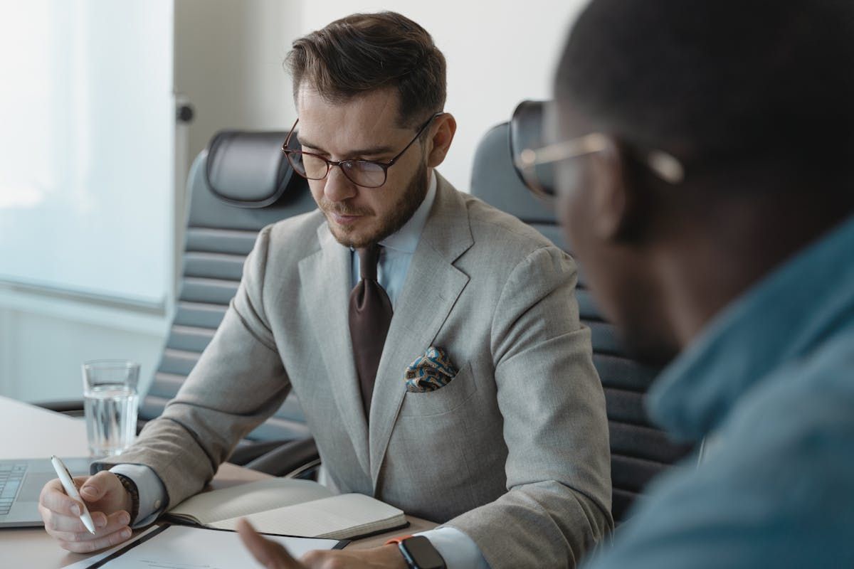 Professionnel relisant son CV avant de postuler