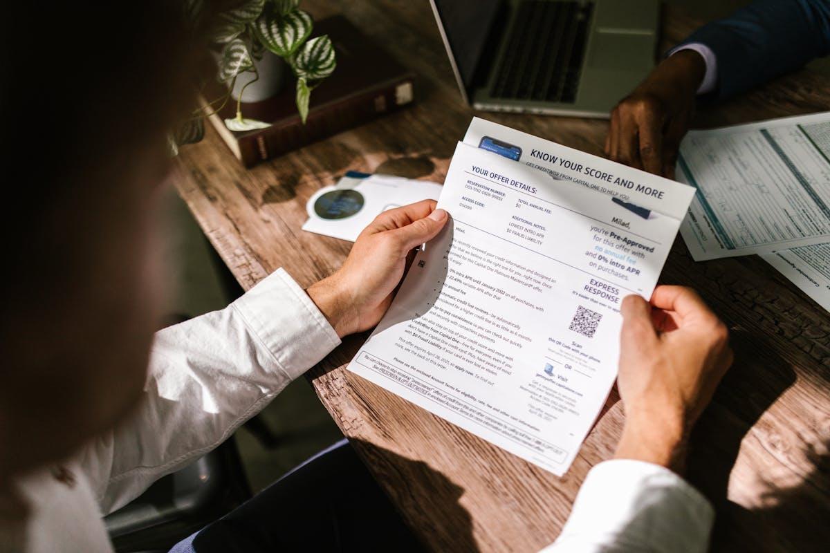 Personne examinant la structure d'un document